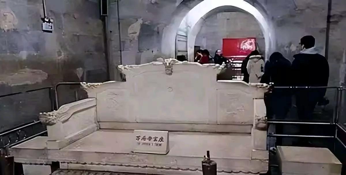北京修水库时发现永琪墓穴，挖开后，百年前的传言被证实。1958年深秋，北京密云