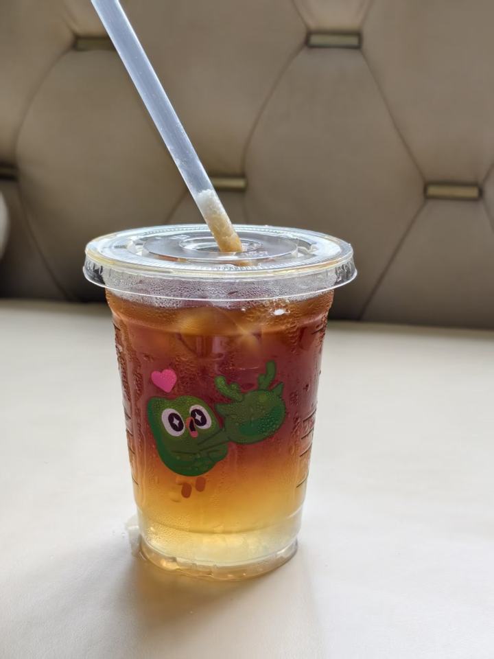 “吸管能不能单独卖呀? ”瑞幸的乳酸菌美式火了, 网友却在求吸管