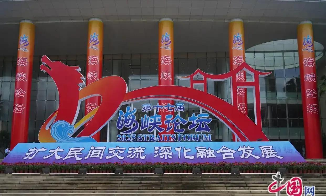 台媒一时事政论节目，评论员赖岳谦教授、蔡正元博士、唐湘龙先生在相互调侃，没有被大