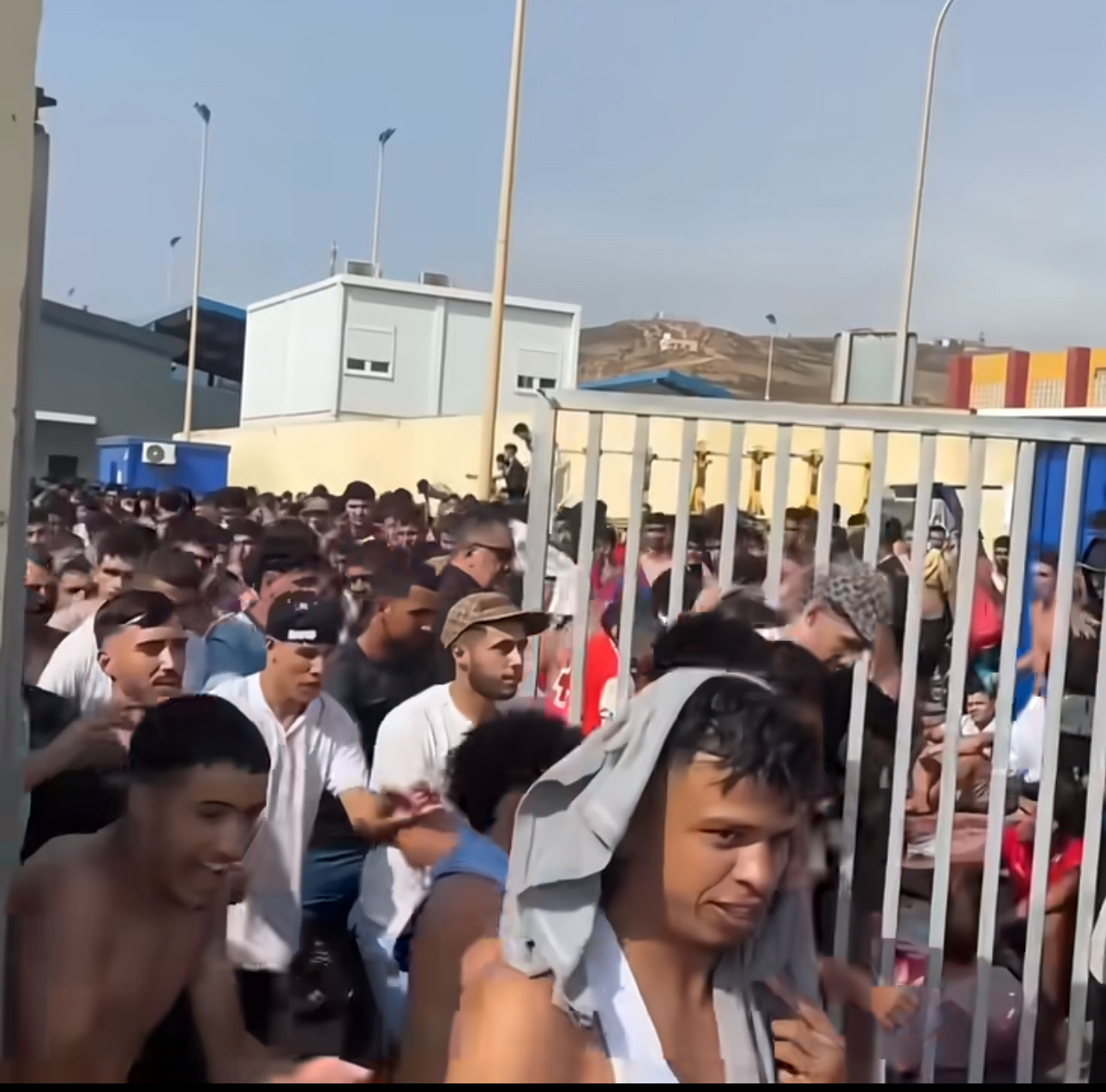 西班牙最高法院明确经海路（如游泳）入境的非法移民不得被立即“热遣返”，必须履行法