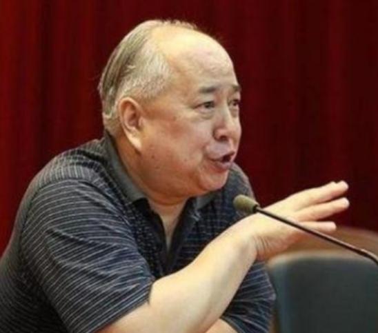 “中美差距有多大。”中国科学院院士姜伯驹一语惊人：“不是别人卡我们脖子，而是我们