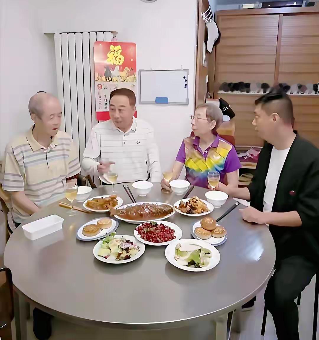 69岁的冯巩，中秋这天的操作太暖了。刚从合肥演完出，拖着个大拉杆箱，跟师弟贾旭