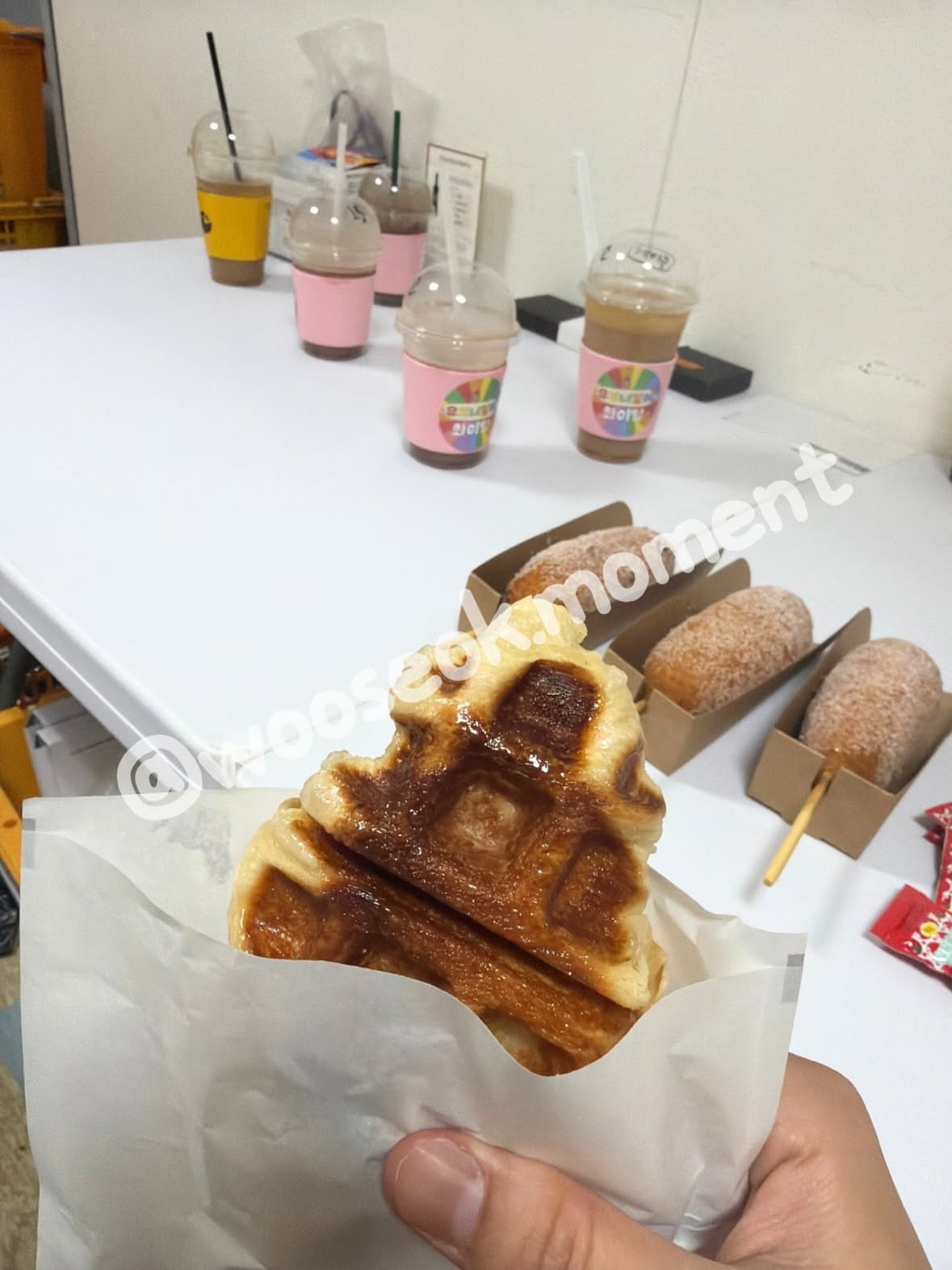 边佑锡🩵向全世界安利边佑锡今年五月中旬的时候，边哥给背跑导演送了咖啡车，分