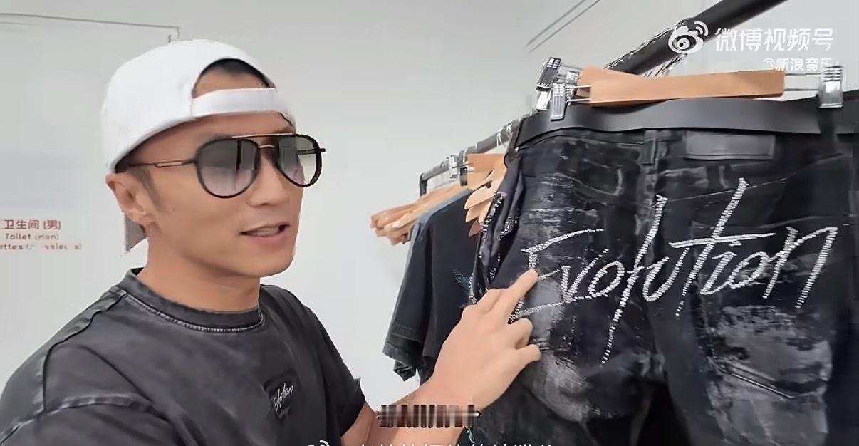 谢霆锋的裤子也掉钻看到视频里谢霆锋指着裤子上的钻说，每次都会掉好几个，然后下来之