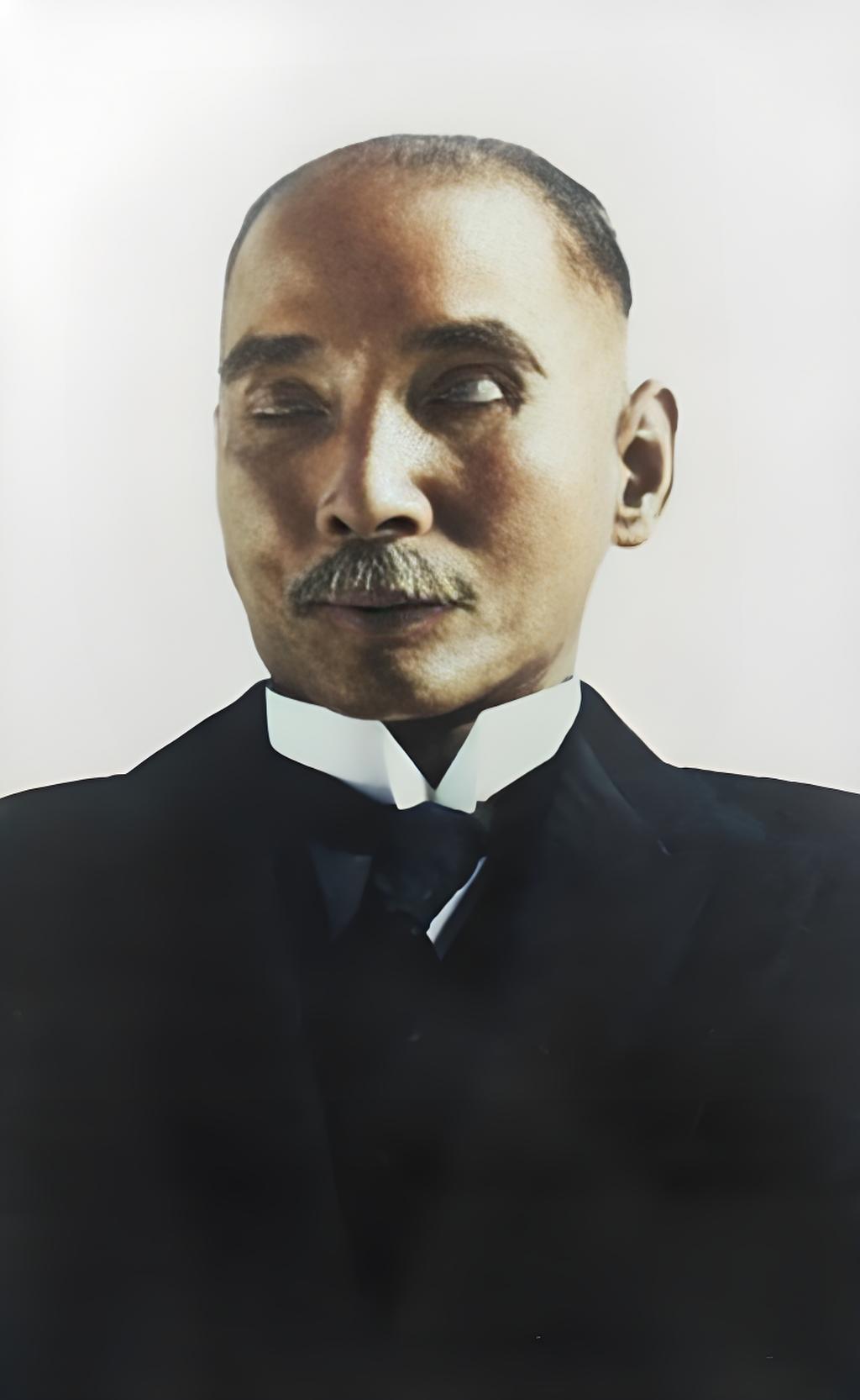 这是孙中山先生的遗容照片。