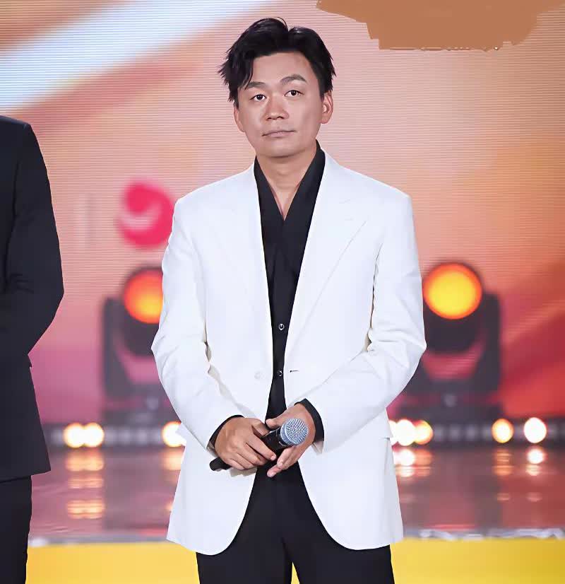 闫妮第七次陪，我忍了刘亦菲没得奖，我也忍了！​​王宝强为啥这么多年啥奖都