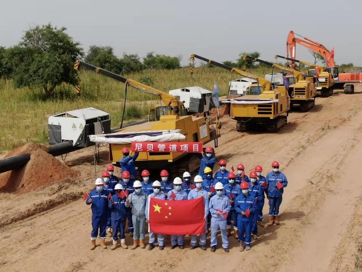 中国不会再当冤大头了！在尼日尔首都尼亚美的加油站前，等待加油的车队蜿蜒三公里