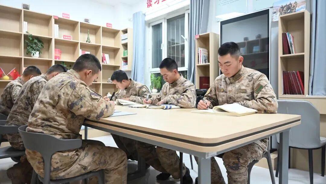 专科学历的退役士兵，如果荣立三等功，则无需参加任何考试、考察可直接读本科。在部队