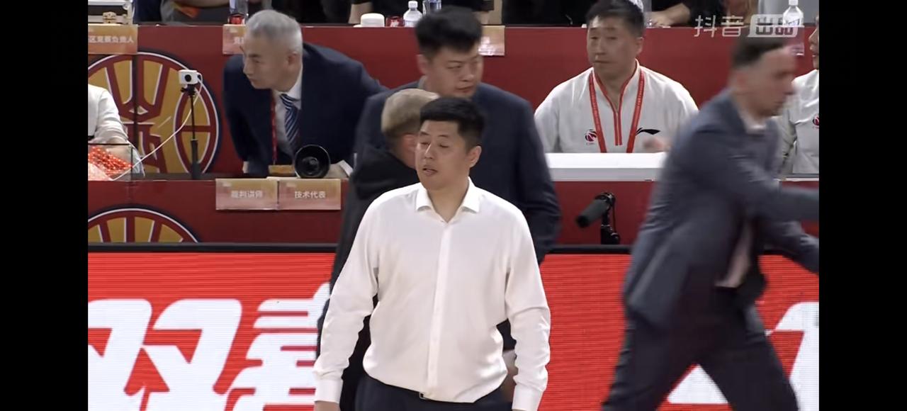 浙江广厦86：81山西，站在悬崖边又回来了：1、广厦今天大秋发挥出色，调整很好