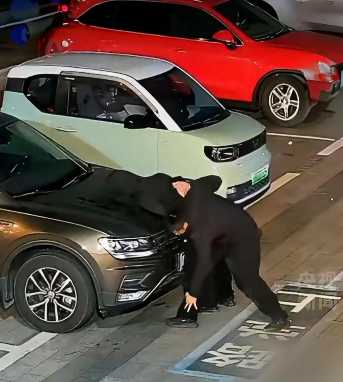 深夜拉车门盗窃竟遇上民警男子当场被抓近日，江西信州发生一起颇具戏剧性的盗