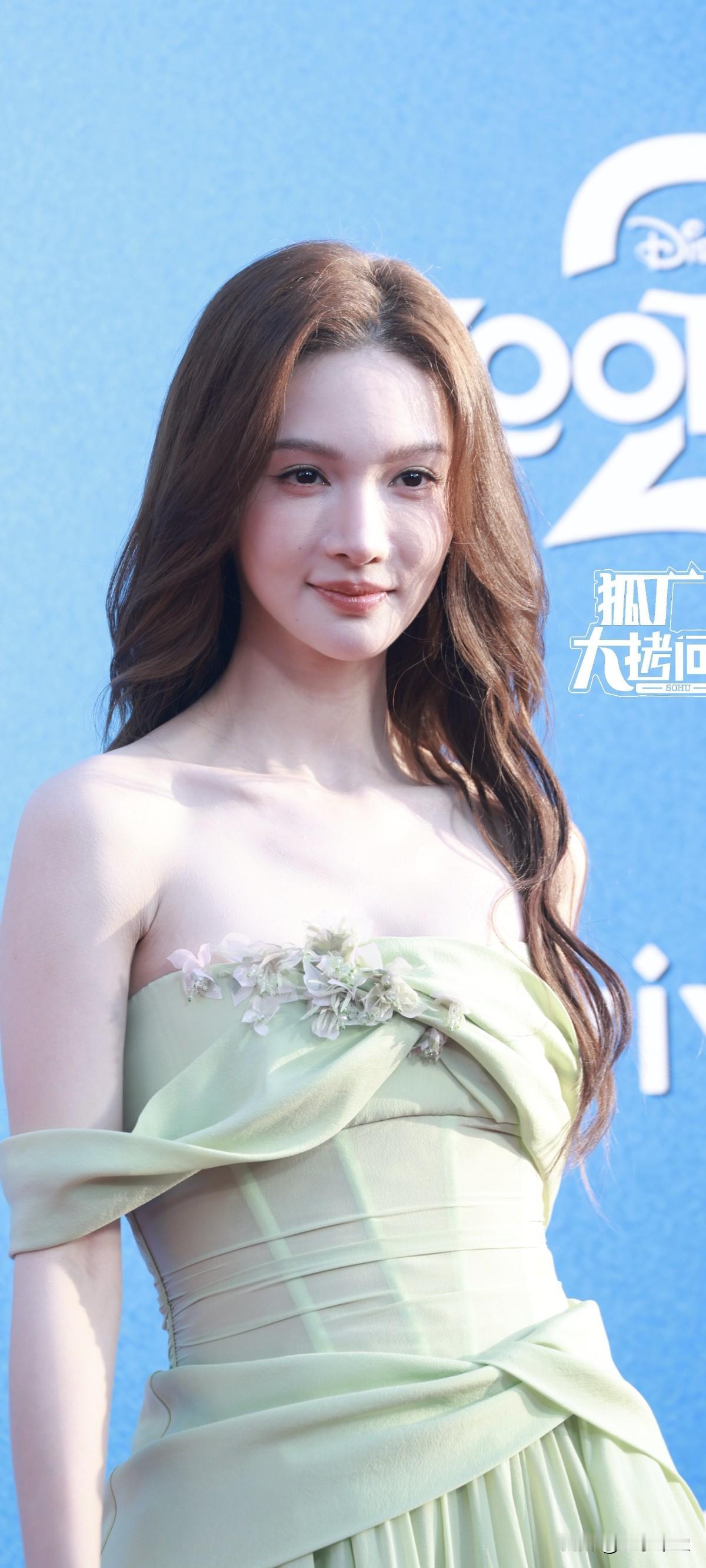 娱乐圈有哪些女星比较受人喜欢金晨《疯狂动物城》红毯生图，好清新的绿，真是公主回迪