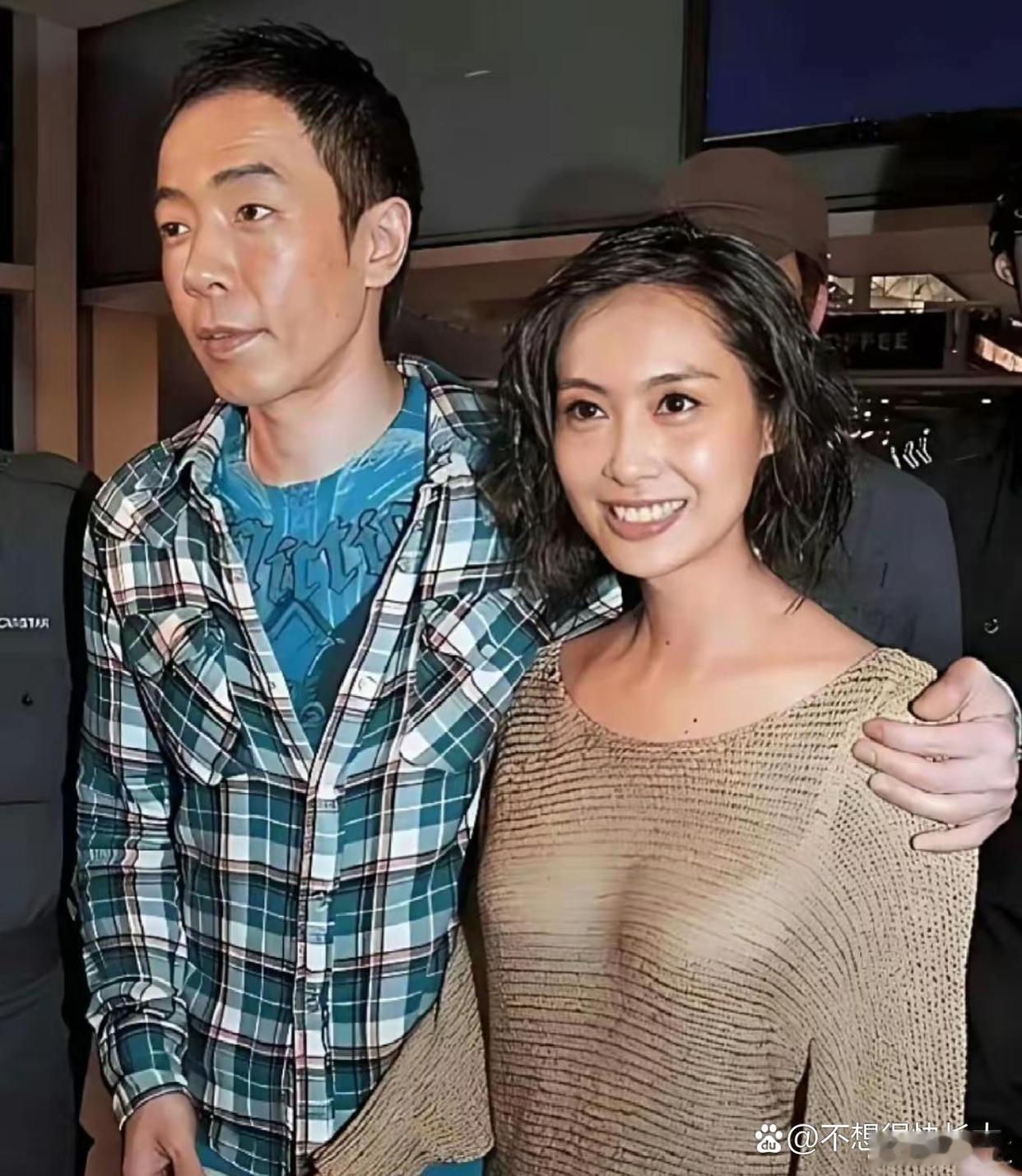 朱茵笑起来很好看，一看就生活在蜜罐里面的女人。