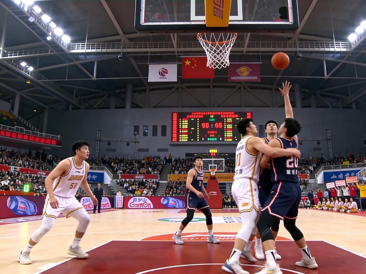 本赛季CBA真的越打越精彩，整体观赏性大幅提升。上海男篮一路高歌、一骑绝尘，四强