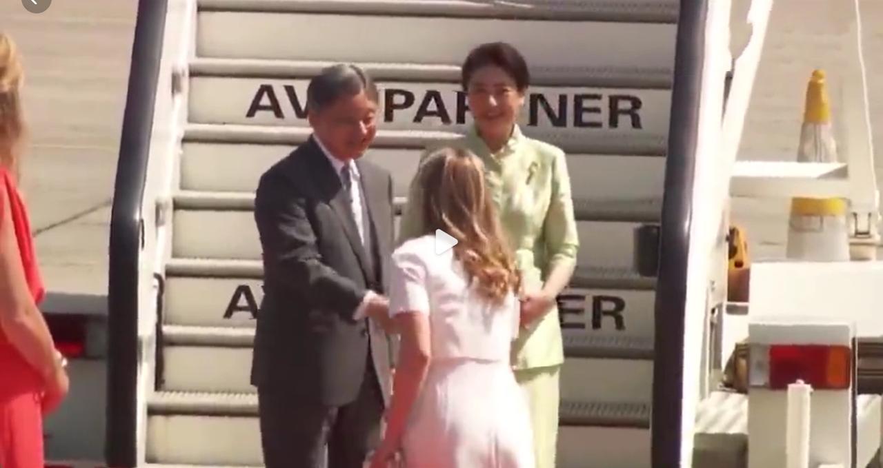 比利时女王储接机日本天皇夫妇，给天皇行屈膝礼，和雅子皇后是贴面礼，超模身高瞩目！