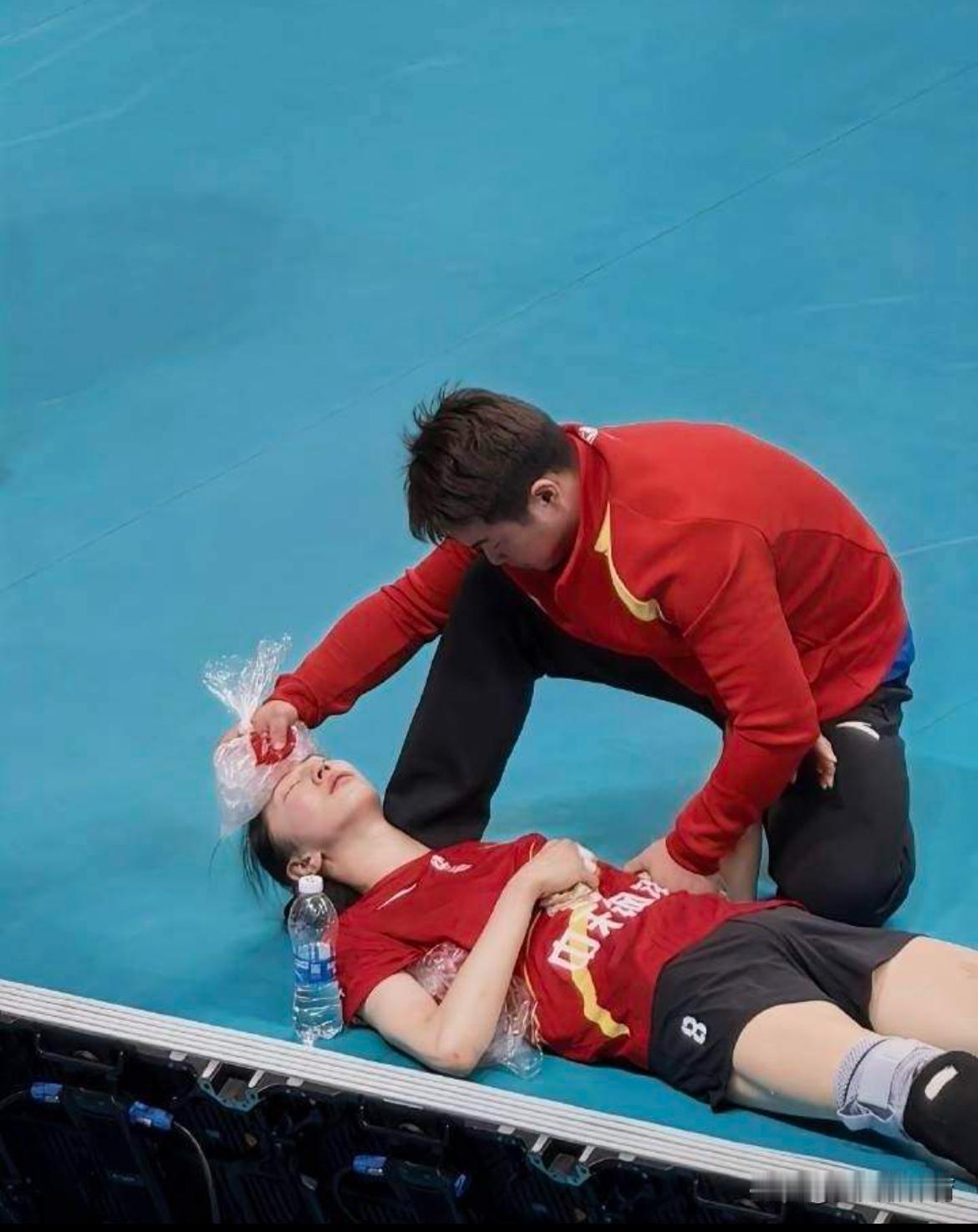 江苏女排主教练施海荣，还是有些死心眼。在江苏女排对北京女排的比赛中，死用巨星吴