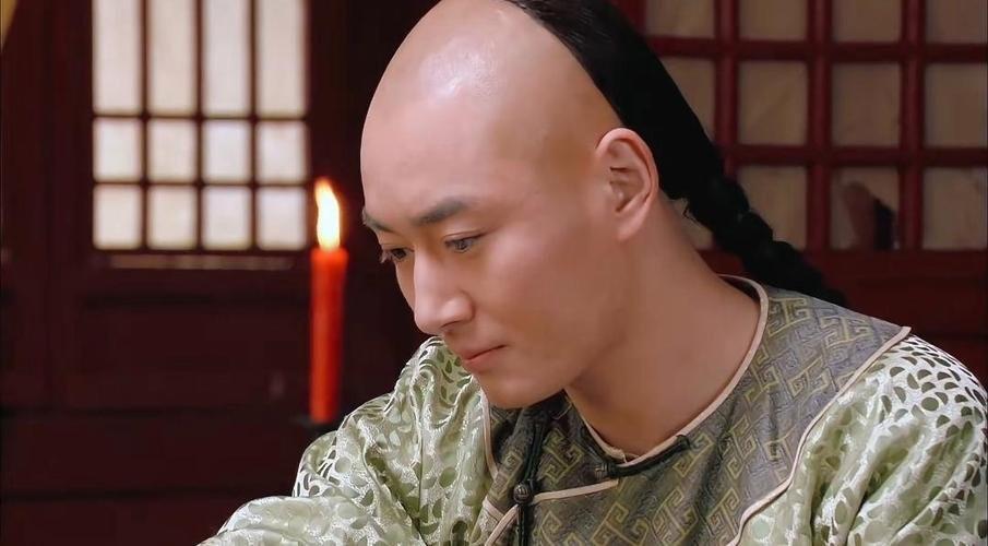 清朝能被喊一声"王爷"的，就两种人：亲王和郡王。都是王爷，就差一个字，但你要是觉