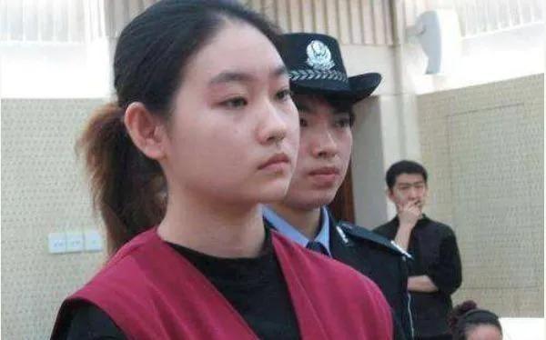 2004年，相声大师冯巩被保姆控诉不仅婚内出轨，还在酒店私会女粉丝，自己跟他发生