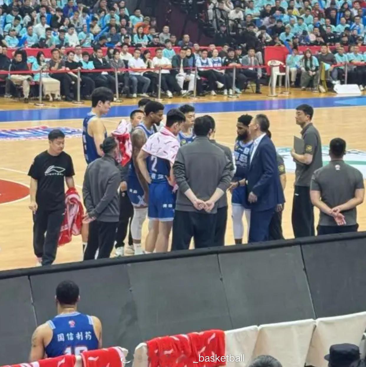 前三场发挥出色的青岛外援威瑟斯庞今晚只打了16分钟拿到10分6篮板7助攻，整个第