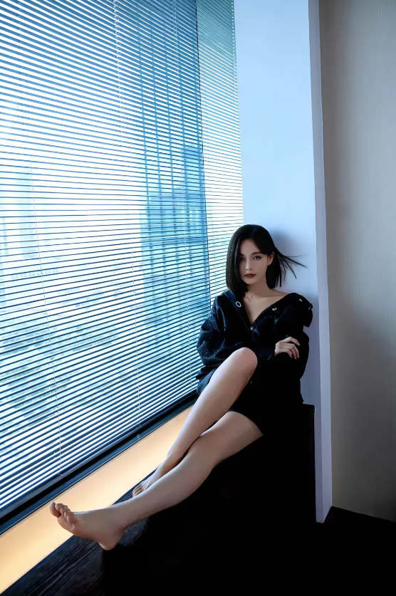 李一桐，165cm，脚美小巧，轮廓柔美！