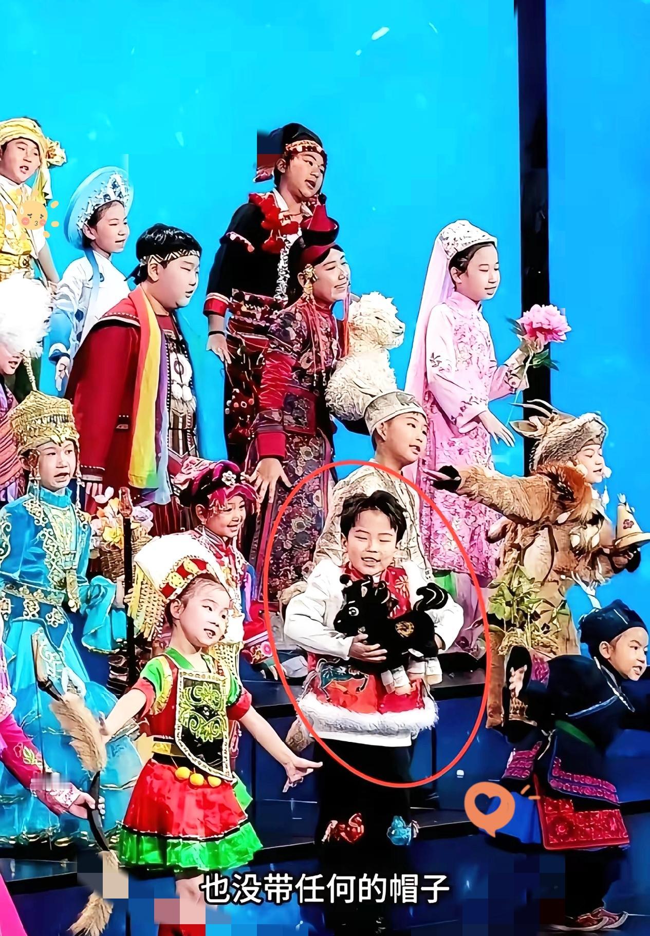 不得不说，春晚彩排56个民族小朋友的造型，看的人心里堵得慌！55个民族娃身着