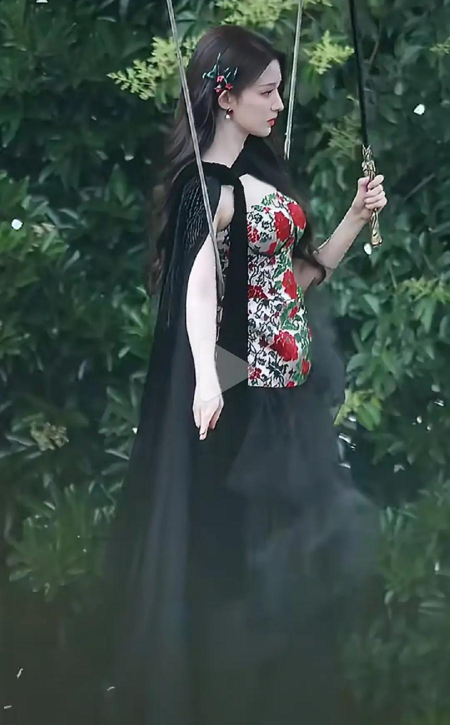 谁给王楚然做的造型啊[笑着哭]这也太紧身了，而且这个花色真的不是从大花被子上扯下来