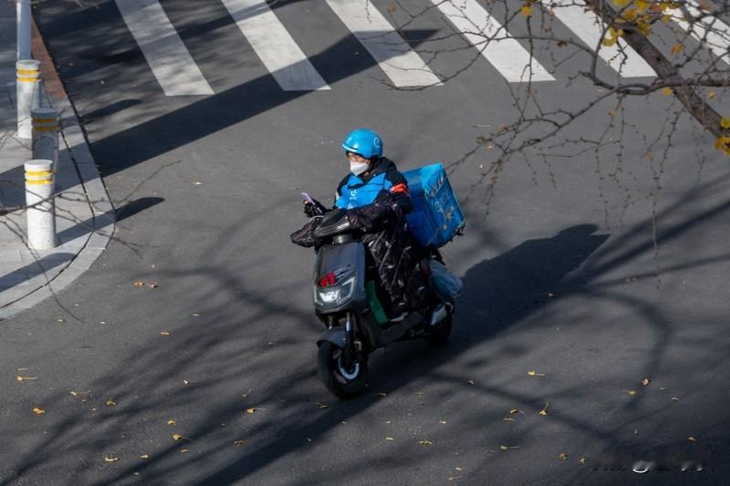 看看人家说的对不对？现在的平台就是逼老百姓互相掐架，外送小哥从接单到订餐者中间