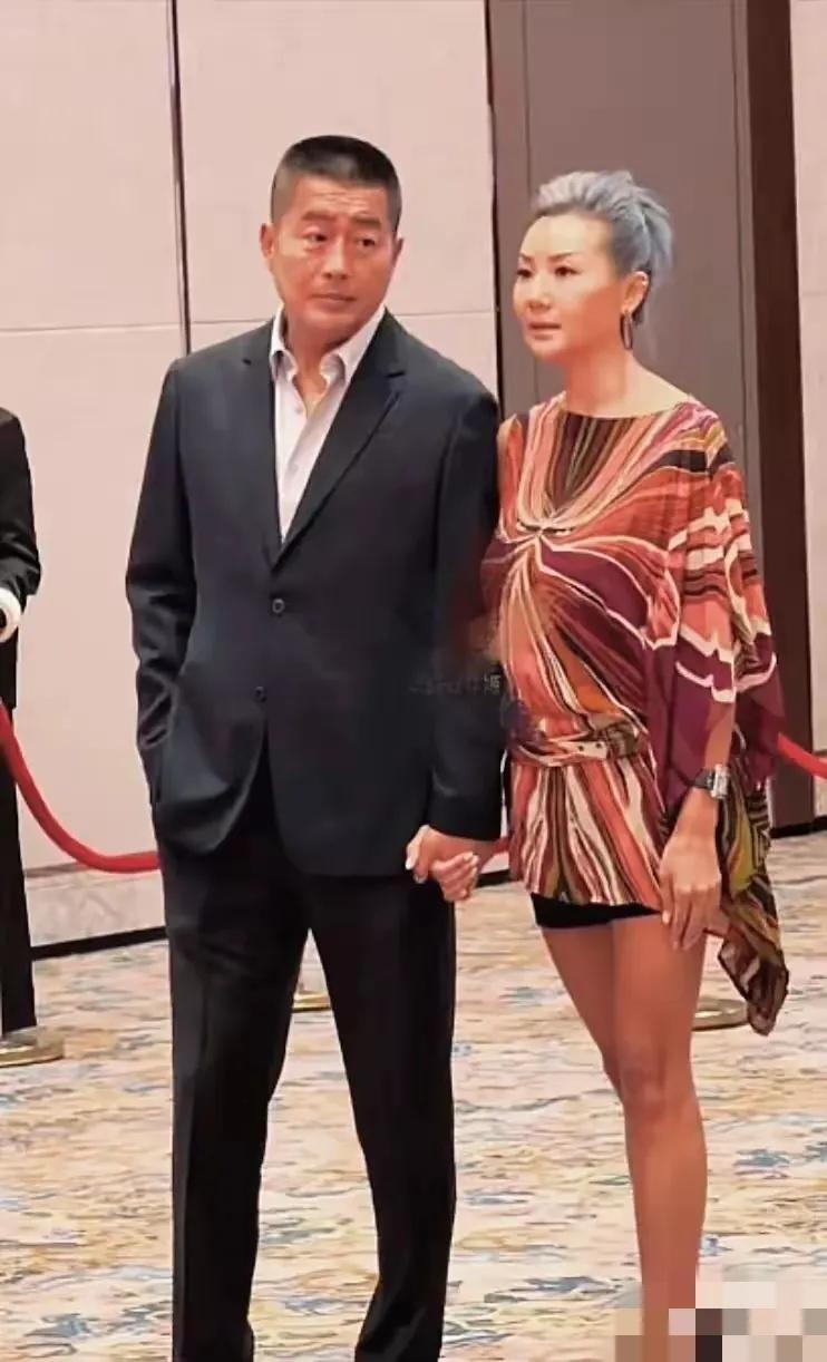 高曙光和老婆一起出席活动，捕捉美好瞬间。