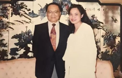 1976年，52岁的金庸与23岁的林乐怡关系曝光后，提出与妻子离婚，妻子冷静回应