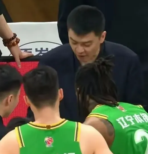 为什么说杨鸣聪明脑袋瓜子灵活？你看他从美国回来做的事儿就知道了。杨鸣在美国呆了一