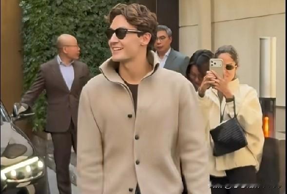 拉塞尔这颜值真是被赛车耽误了，不然早该去演偶像剧！都说赛车手个不高，这哥们看着妥