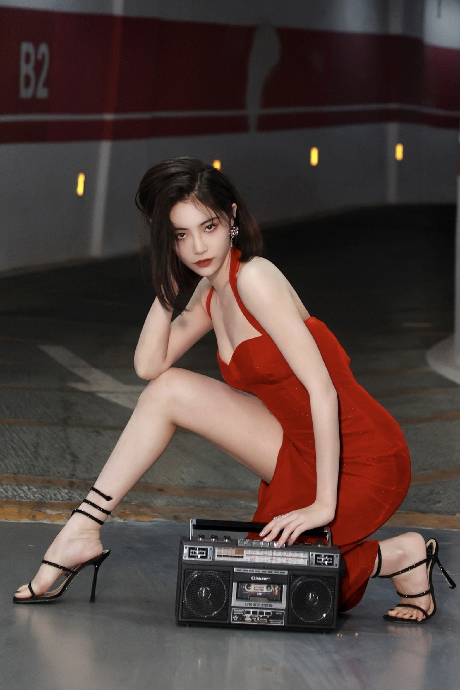 许佳琪经典停车场红裙造型被kiki魅惑到了🦊​​​