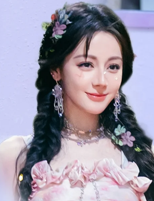 星空迷上了山野，有雾有灯也有归人