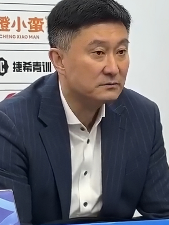 广东男篮主教练杜锋：在广东打球是幸福的，希望年轻球员要珍惜。广东男篮主教练杜锋谈