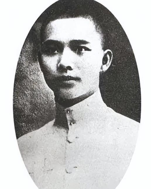1938年，汪精卫登上飞机后。他对陈璧君念叨：“这一步跨出去，千秋万世的骂名就背