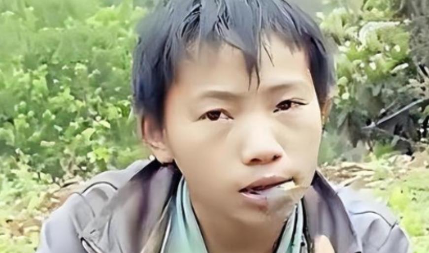 广西6岁男孩，父亲意外去世，母亲抛弃他带着弟弟离开，为了生存，他挖野菜、采野果，