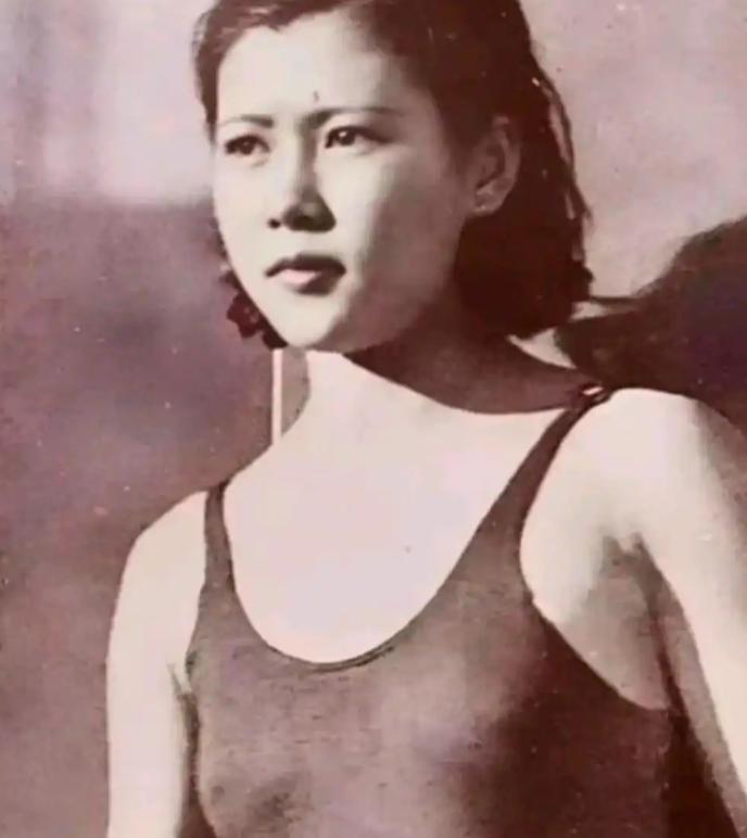 1937年，19岁“游泳皇后”杨秀琼结婚。她提出想避孕10年，丈夫爽快答应。不到