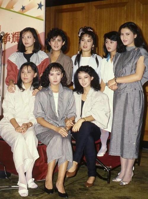 这张照片摄于1984年，是当年香港无线电视著名的''翡翠八美''合影：后排，