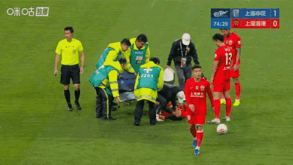 昨晚进行的中超联赛上海德比中，出现了神奇的一幕！昨晚进行的一场中超联赛焦点战
