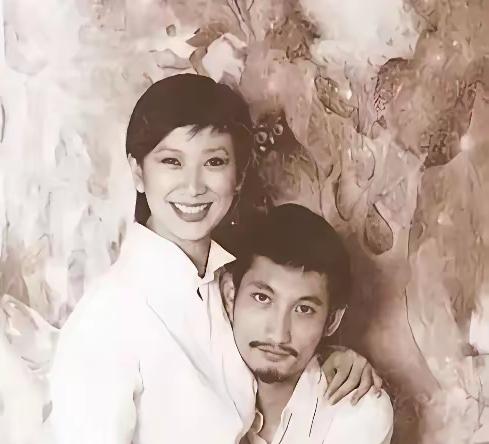 年轻时期的施南生貌美聪慧，精明干练，倾尽多年青春陪伴徐克发展事业，一心一意付出，