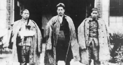 1935年，王耀武得知部下俘虏了一个红军师长，兴冲冲地跑过去准备审讯，但当他看到