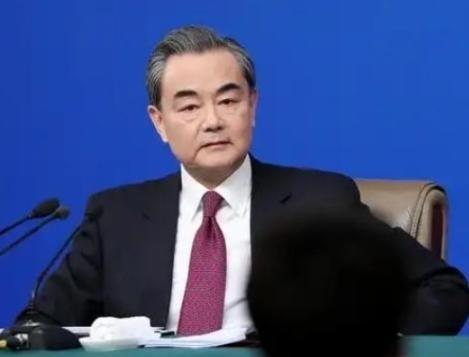 现在不管日本背后有没有美国，咱们已经不打算继续等下去了，王毅直言：我们有权对日本