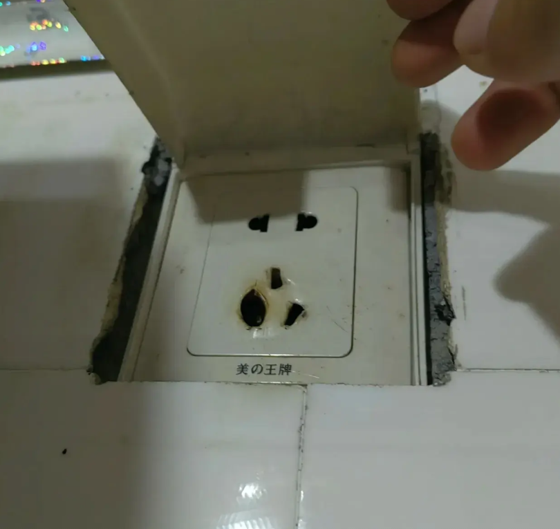河北，一名女子晚上洗澡的时候，突然发现卫生间墙上的插座冒出火花，她吓得赶紧关掉了