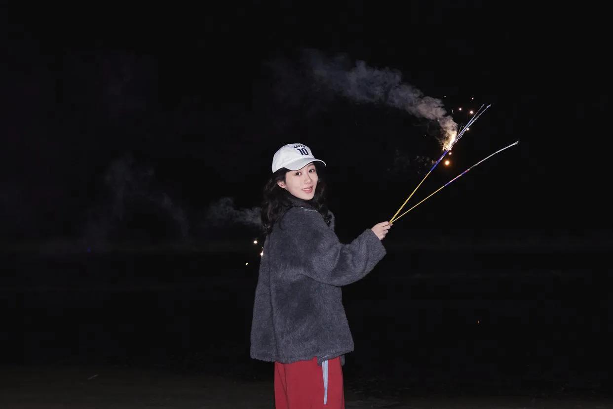 杨紫的海边烟花碎片，氛围感直接拉满！在《国色芳华》一周年之际，杨紫分享了一