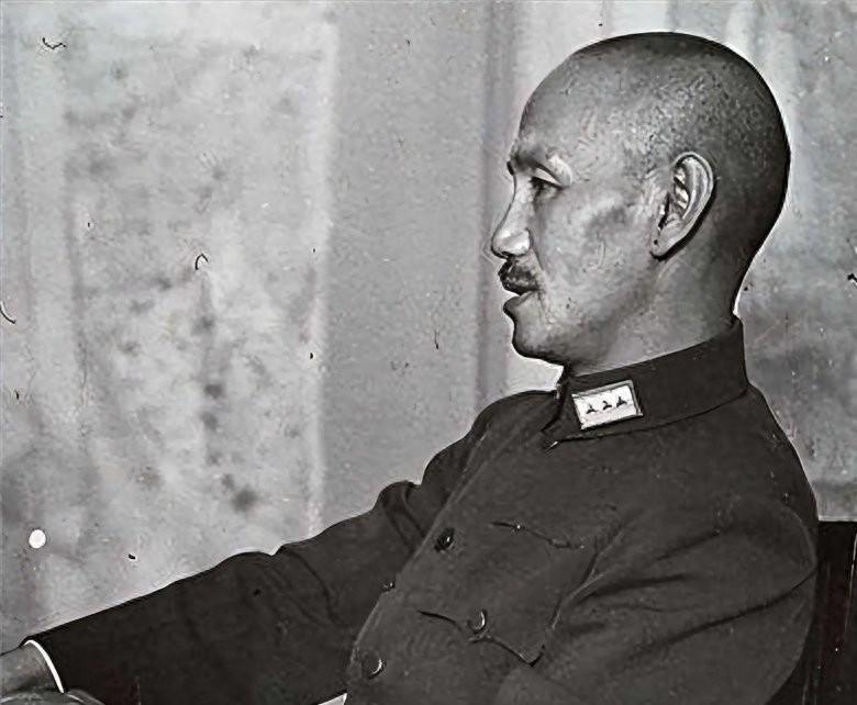 蒋介石退守台湾之前，谁在管理台湾，为何老蒋一去他就主动让位？1949年12月