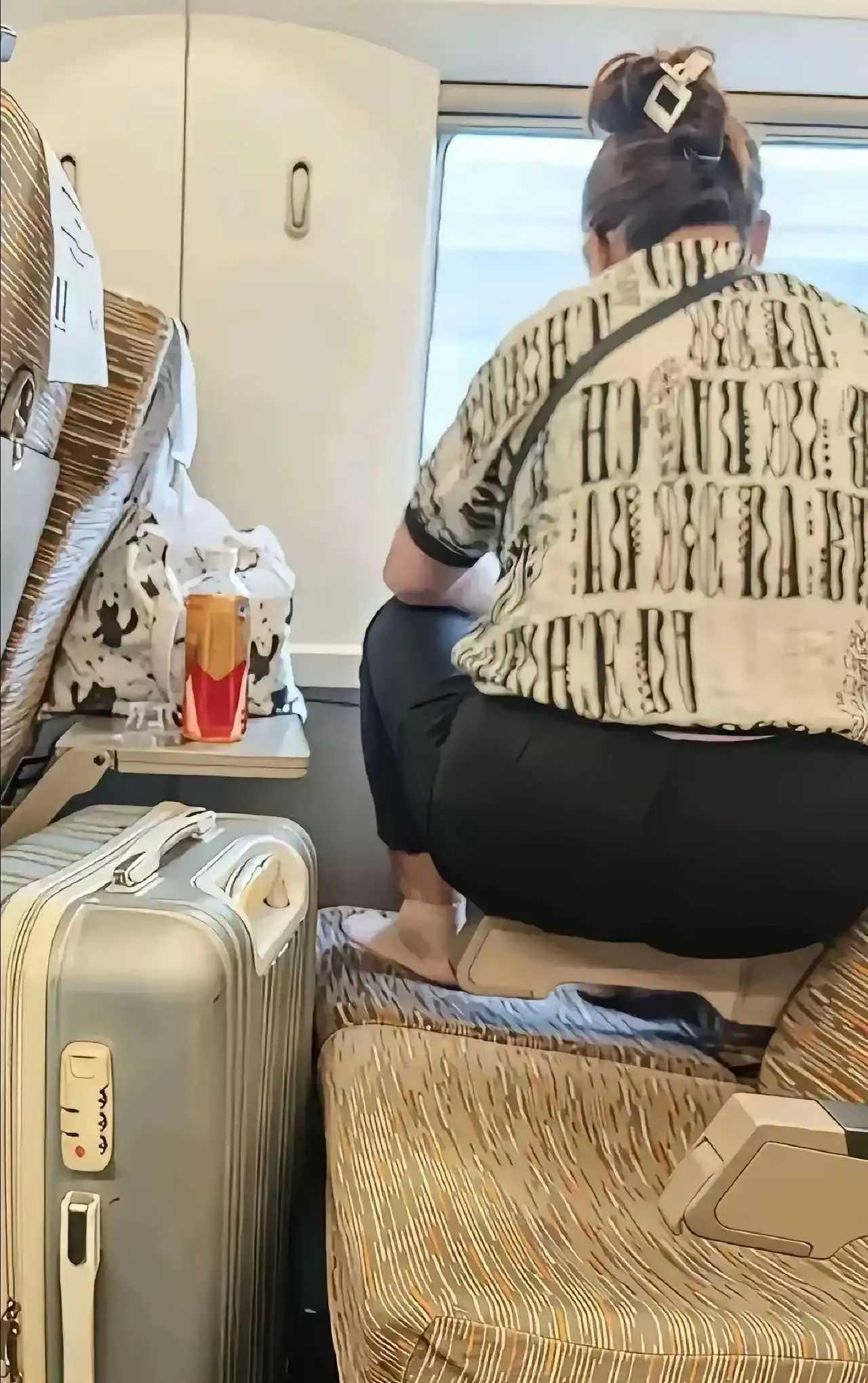 网友晒出高铁上的一幕，不得不说，惊呆了啊！