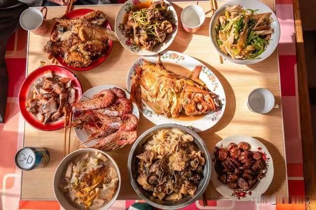 男子去舅家拜年，吃完饭舅含泪对他说:“明年别来了，没人做饭”我刷到这个片段