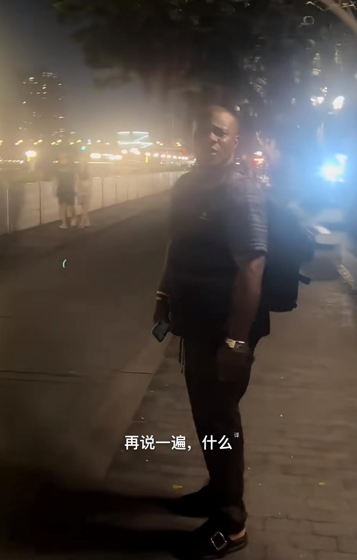 网友在广州珠江边休息，突然遭到两个外籍人士的骚扰，网友愤怒驱赶他们，并让他们滚回