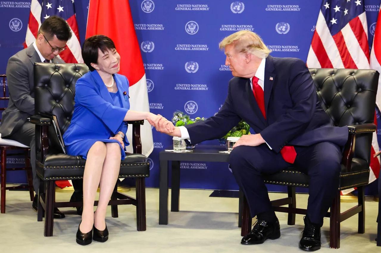 真是没有尴尬只有更尴尬，前脚日本首相高市早苗在美国机场对着空气挥手致意，后脚高市