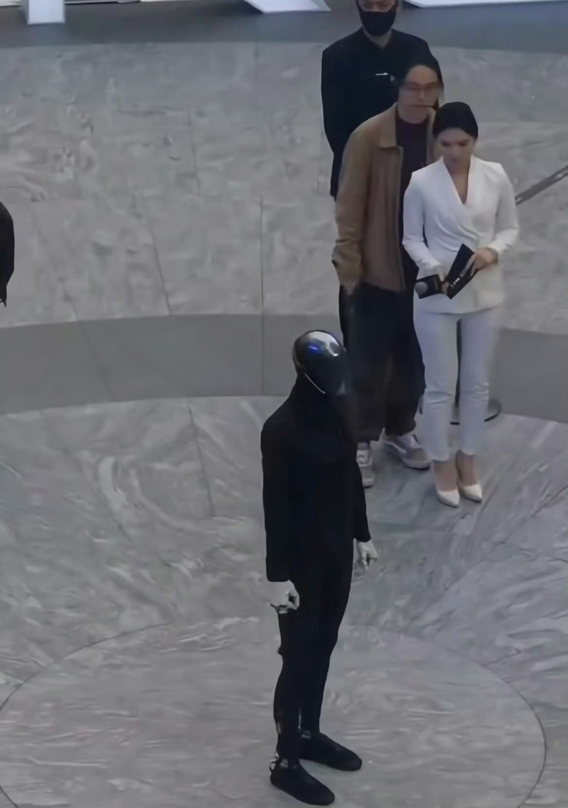 这算翻车么？小鹏机器人走路真人感好强，但摔倒应该不会再被质疑是假人了