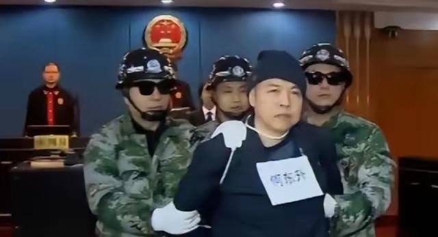 1996年，山东一男子为了独吞百万赃款，他将5名同伙哄骗到其家中，之后将他们一杀